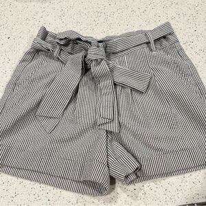 Lauren James Co Seersucker Bow Shorts Size XS Gray And White